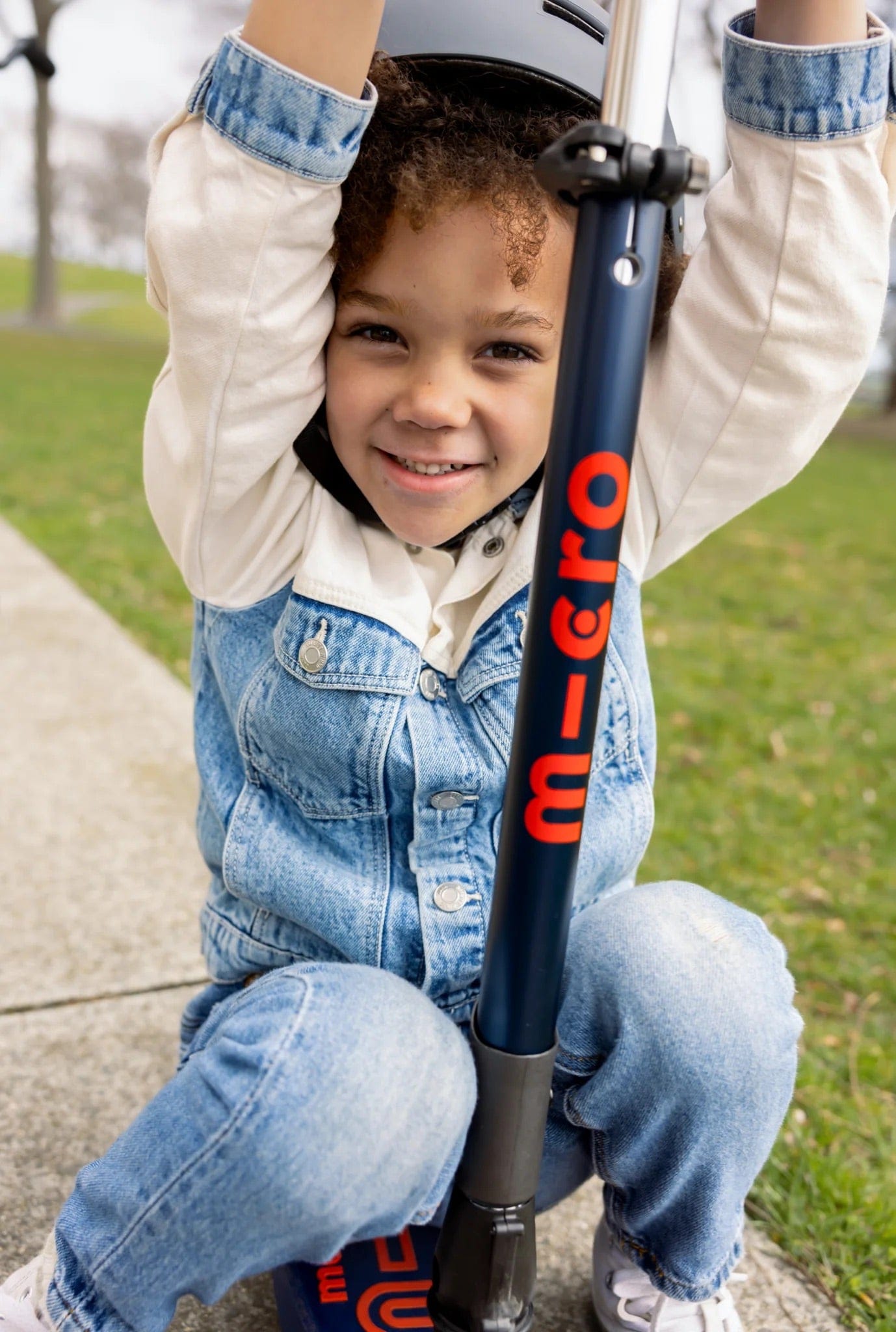Micro Kickboard Maxi Deluxe Foldable LED Scooter - Navy Blue / Red - MMD133