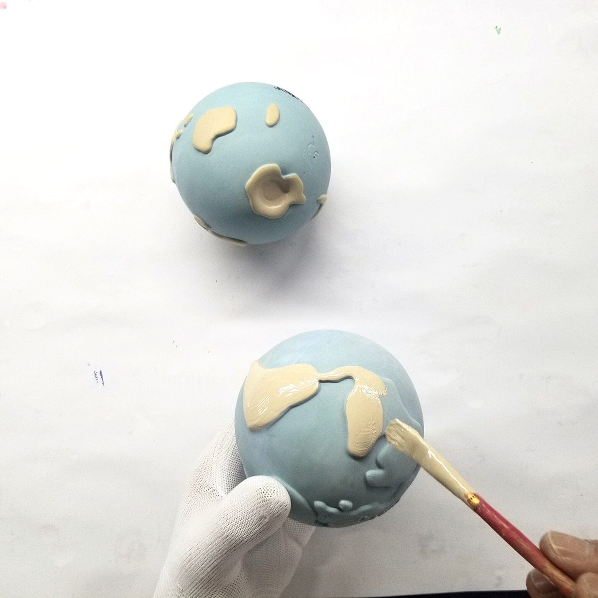 Oli & Carol Earthy the World Ball - 4980