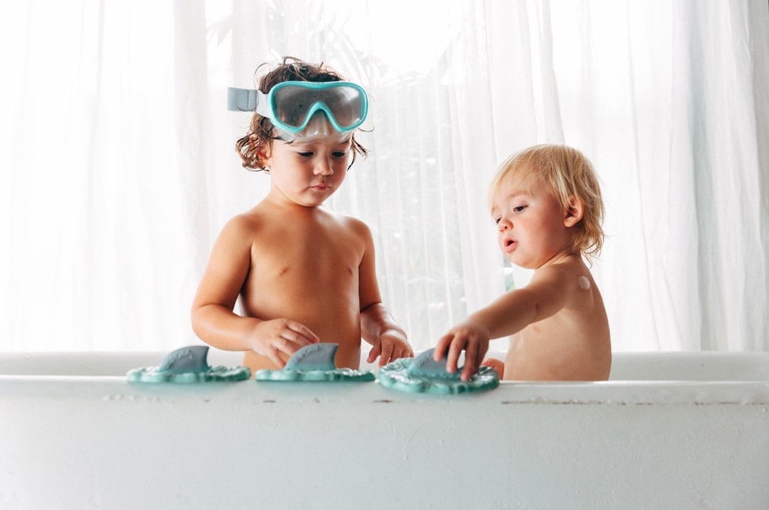 Oli & Carol Water Shark Bath Toy