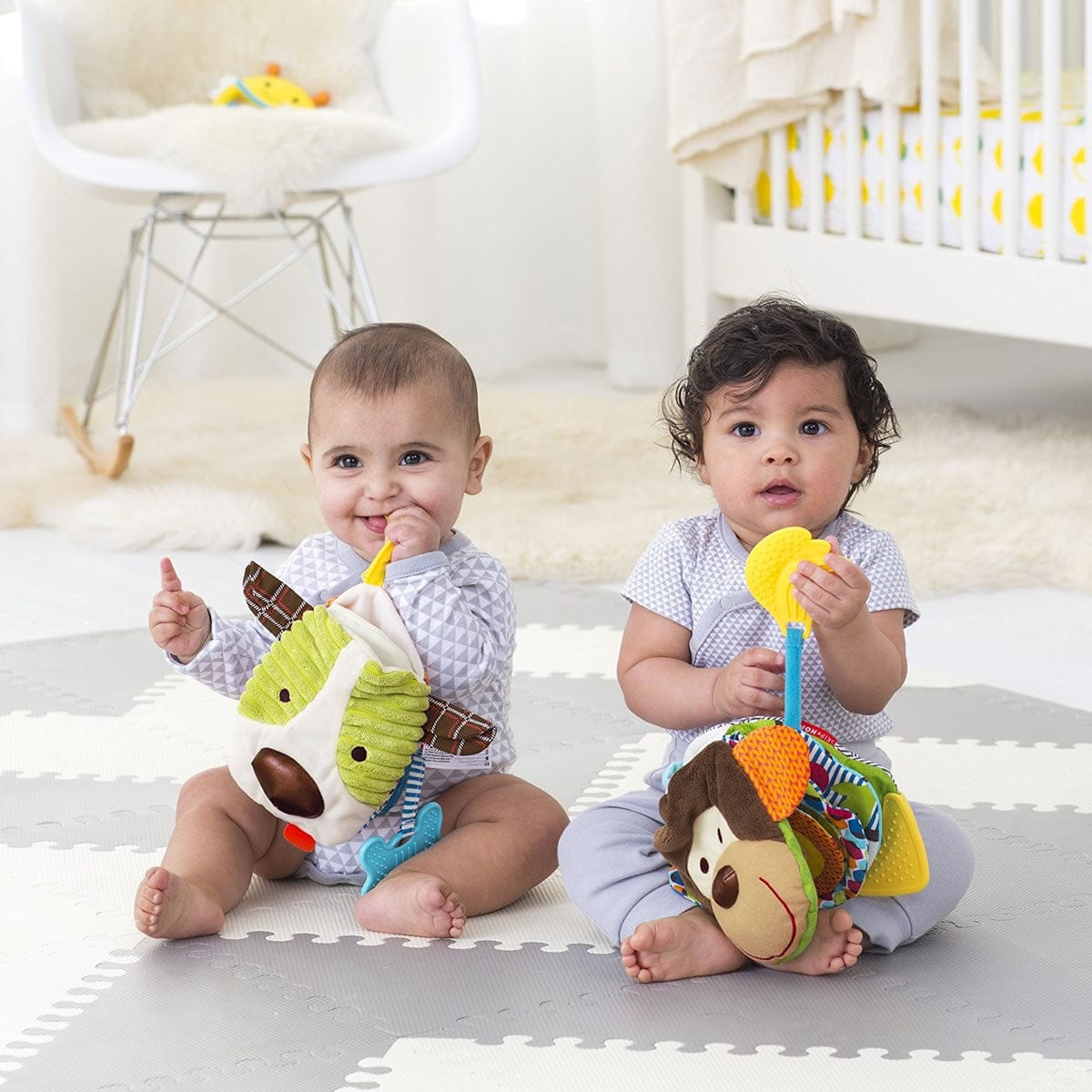 Skip Hop Bandana Buddies Baby Puppetbook - Monkey - 306251