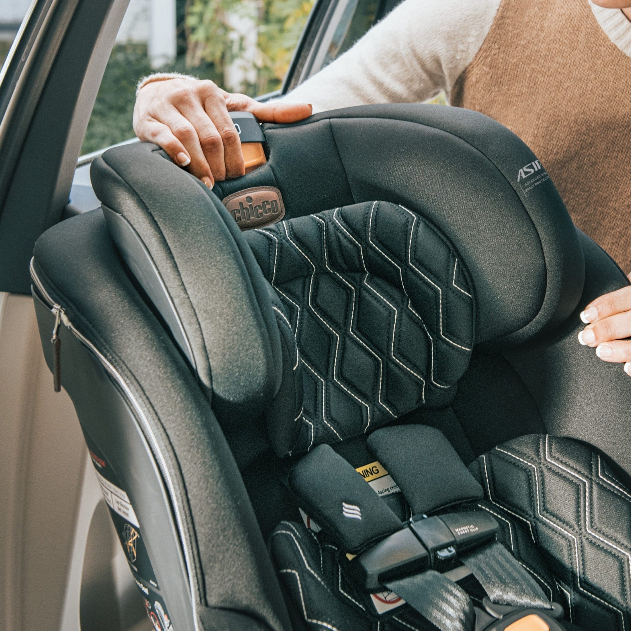 マックビー　ペット Chicco Fit360 Zip ClearTex Rotating Convertible Car Seat - Teak
