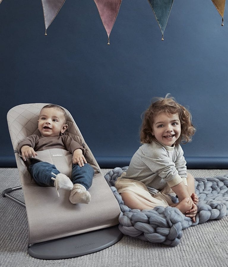 BabyBjorn Bouncer Bliss, Dark Gray Frame Classic Quilt Cotton Sand
