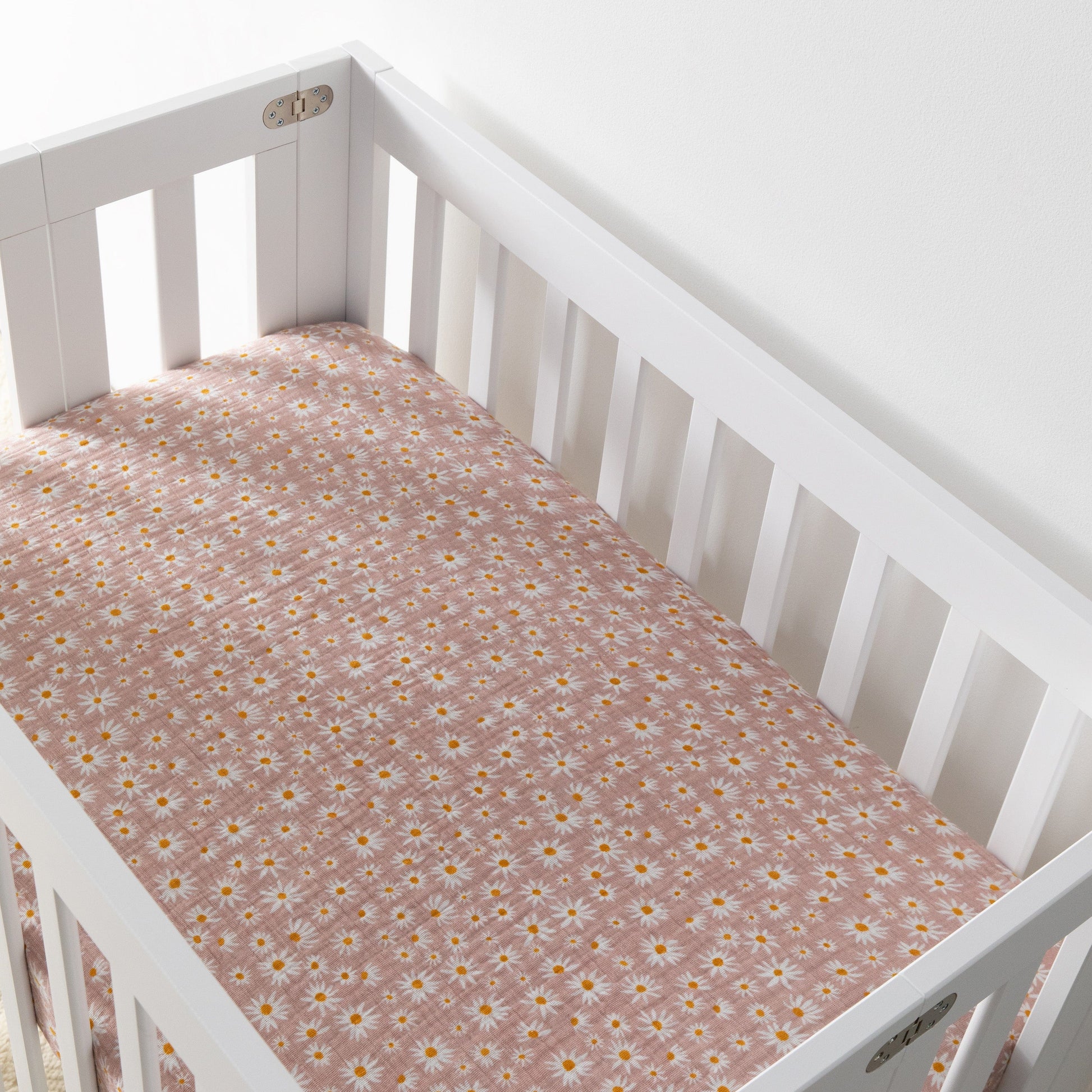 Babyletto Mini Crib Sheet in GOTS Certified Organic Muslin Cotton - Daisy - T28036