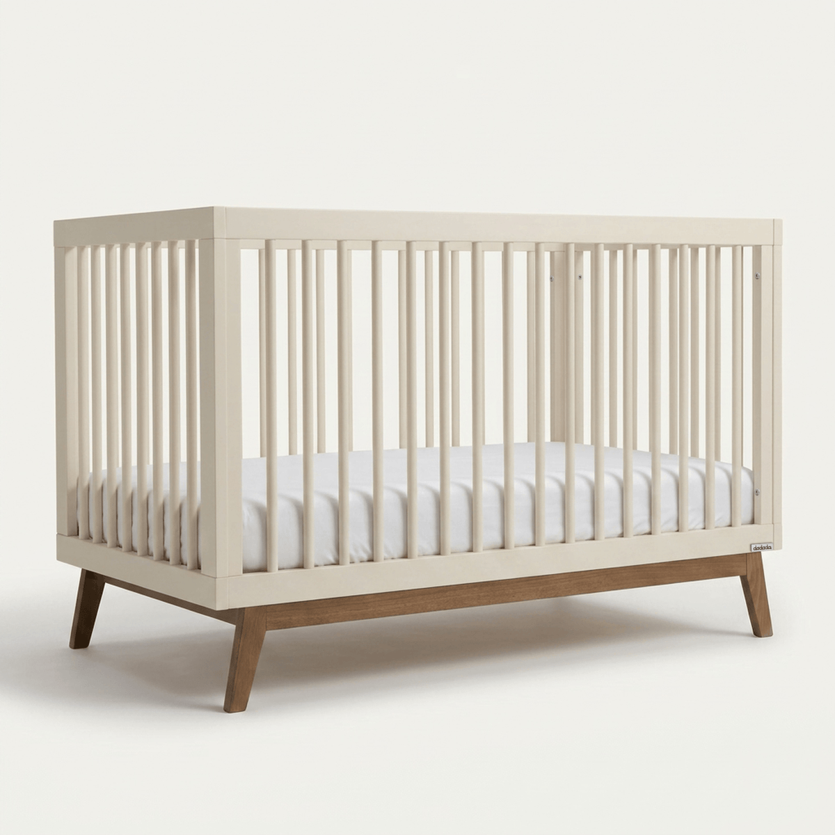Dadada crib with white slatted frame and wooden legs
