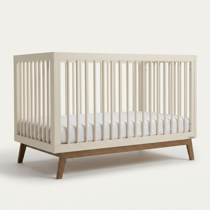 Dadada crib with white slatted frame and wooden legs