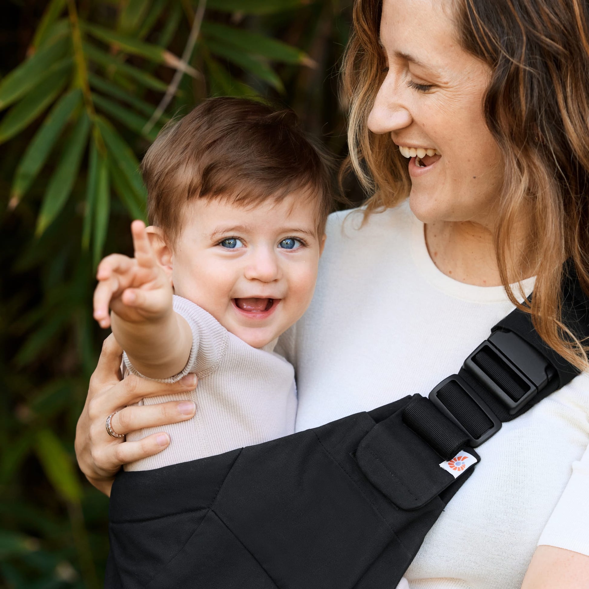 Ergobaby Upsie Sling Carrier Onyx Black