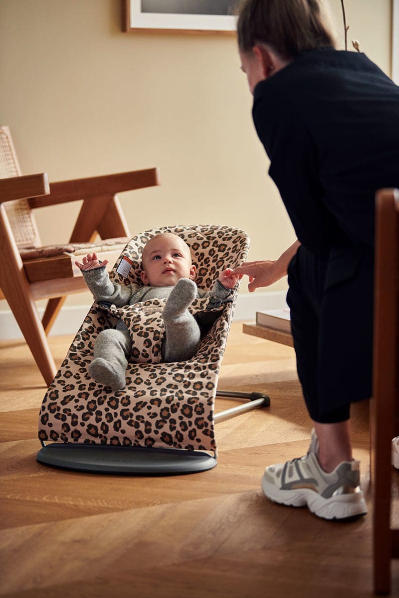 BabyBjörn Bouncer Bliss, Dark Gray Frame Classic Quilt Cotton Beige Leopard