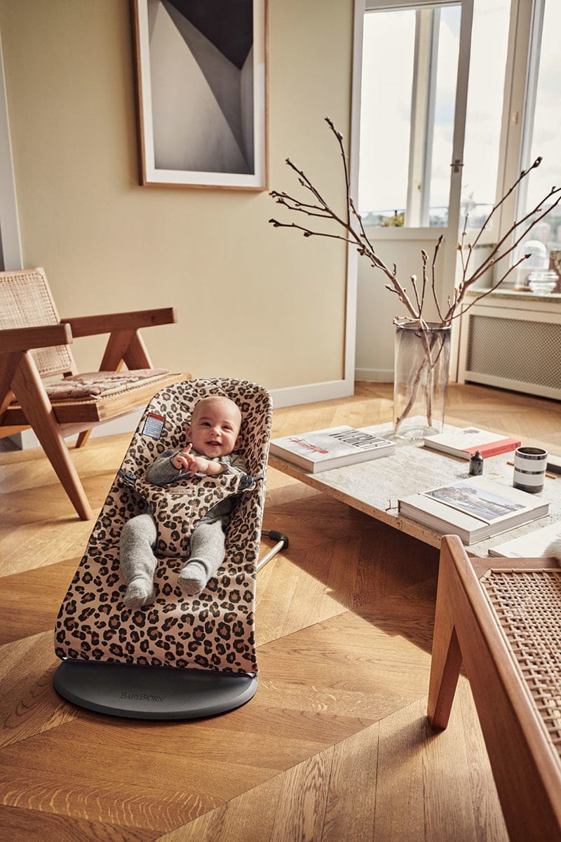 BabyBjörn Bouncer Bliss, Dark Gray Frame Classic Quilt Cotton Beige Leopard