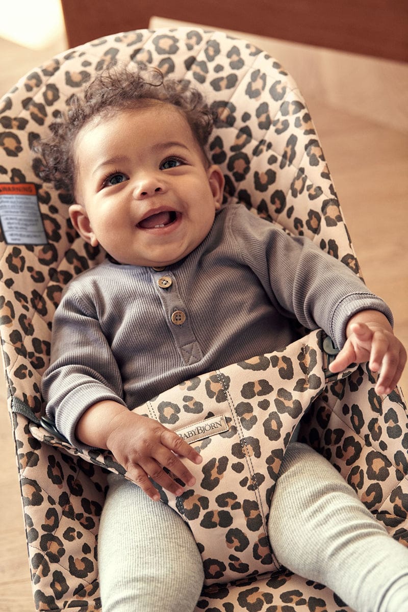 BabyBjörn Bouncer Bliss, Dark Gray Frame Classic Quilt Cotton Beige Leopard