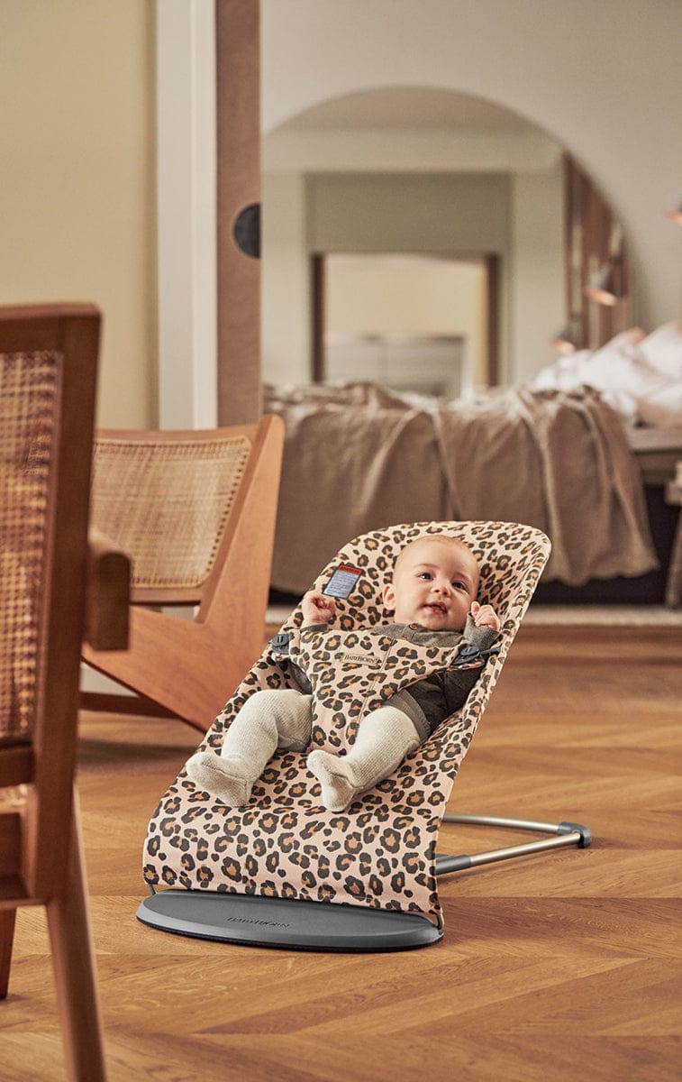 BabyBjörn Bouncer Bliss, Dark Gray Frame Classic Quilt Cotton Beige Leopard