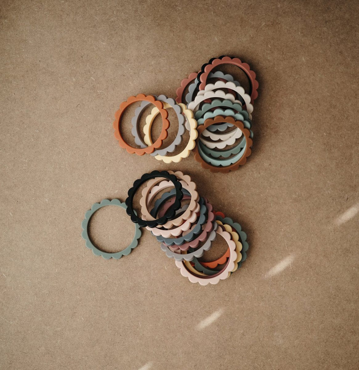 Mushie Flower Teething Bracelet 3-Pack - Cambridge Blue/Clementine/Natural - MFB-404