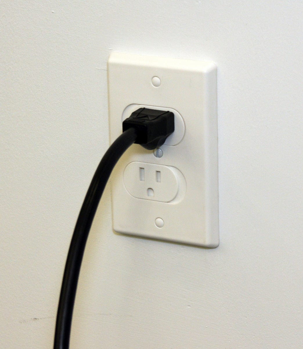 Qdos Universal Self-Closing Outlet Cover - White - 17-11005