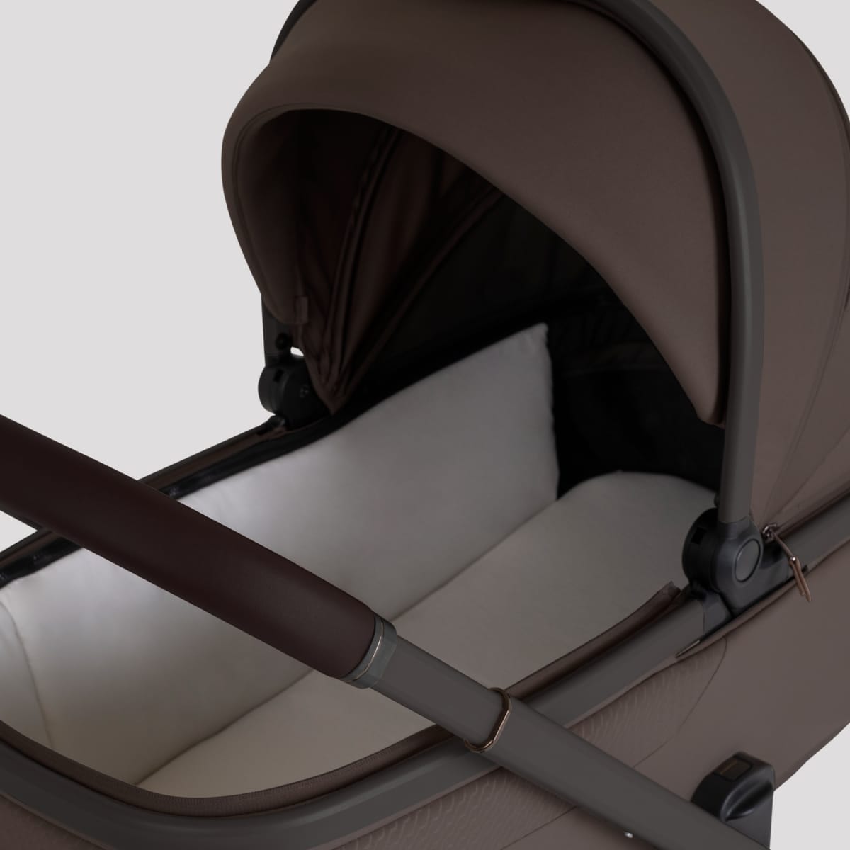 Silver Cross Cove 2 Compact Bassinet - Chocolate - SX2353.CTUC