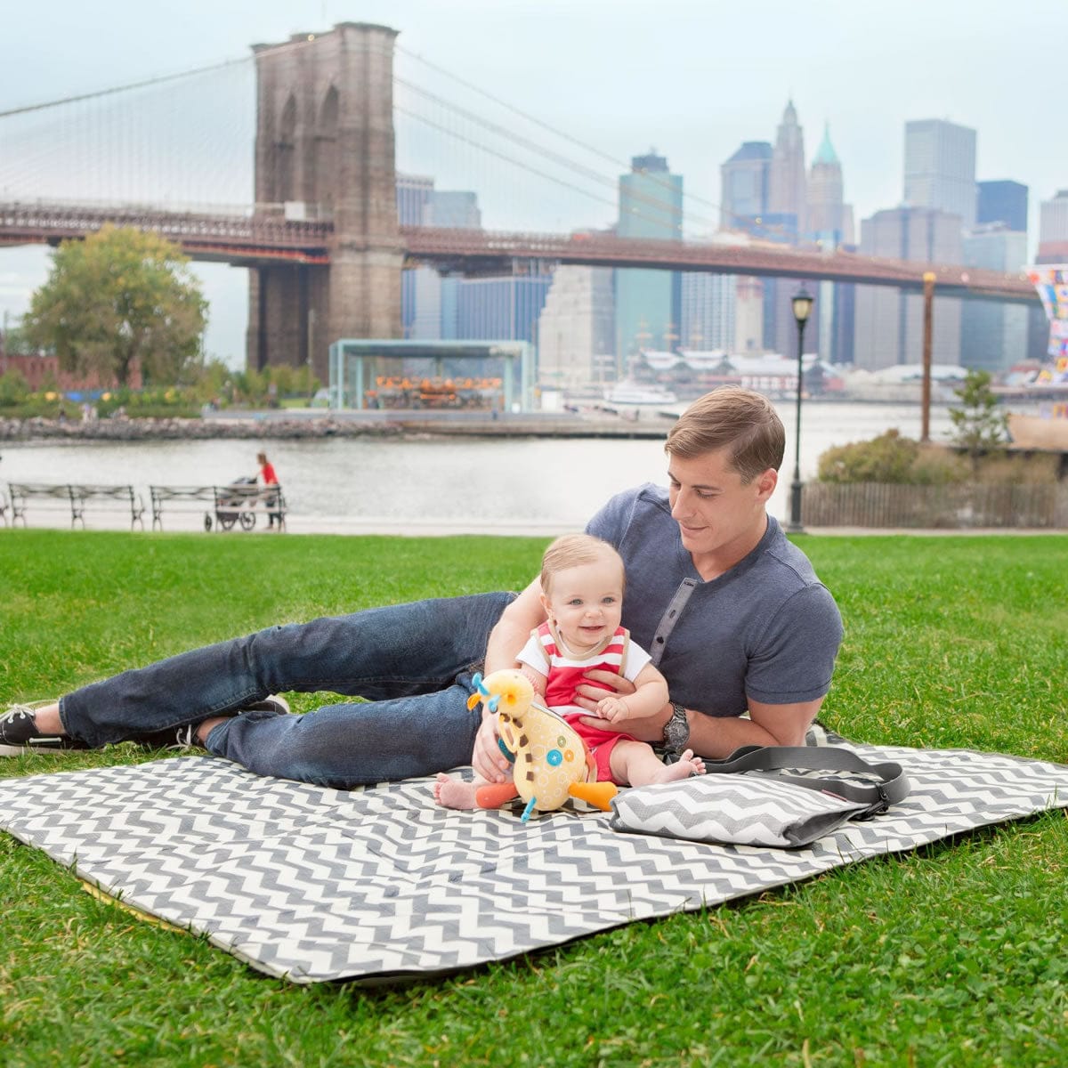 Skip Hop Central Park Outdoor Blanket - Triangles - 275006