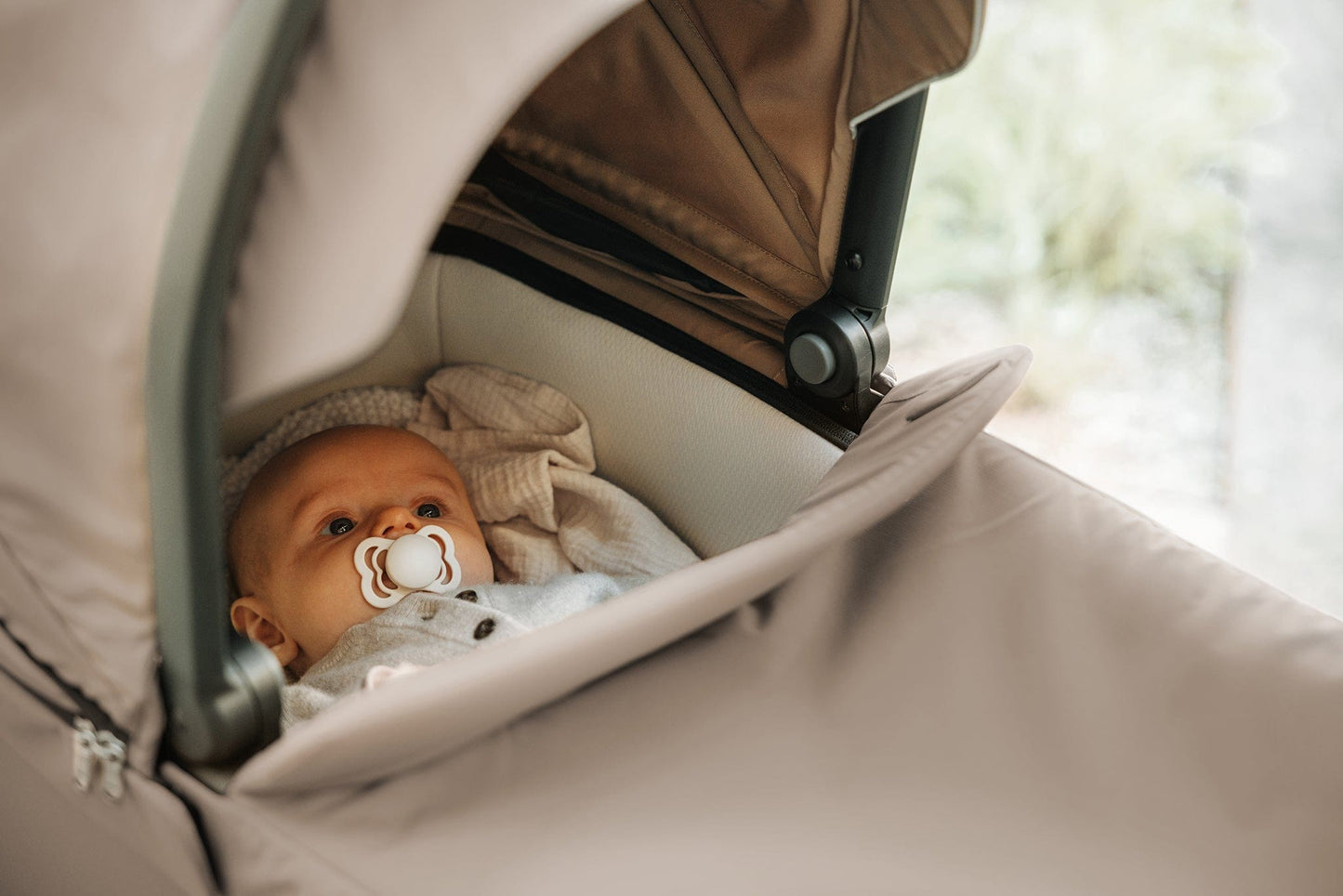 Thule Urban Glide 3 Single Jogging Stroller with NON-Magnetic Buckle + Cup Holder + Bassinet Bundle - Tinted Taupe - 10101704-20110777