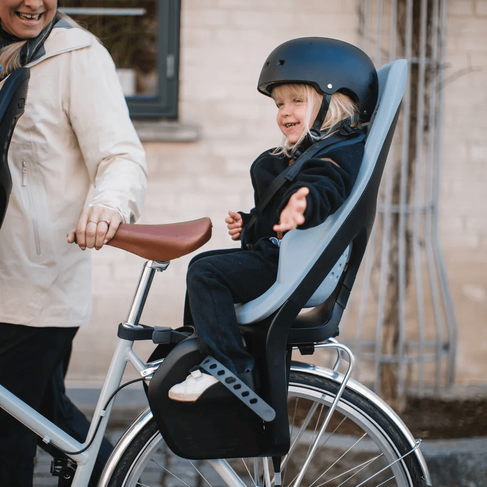 Thule Yepp Maxi 2 Rack Mount Child Bike Seat + Delight 2 Rear Light Bundle - Black