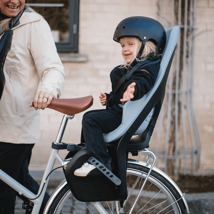 Thule Yepp Maxi 2 Rack Mount Child Bike Seat + Delight 2 Rear Light Bundle - Black