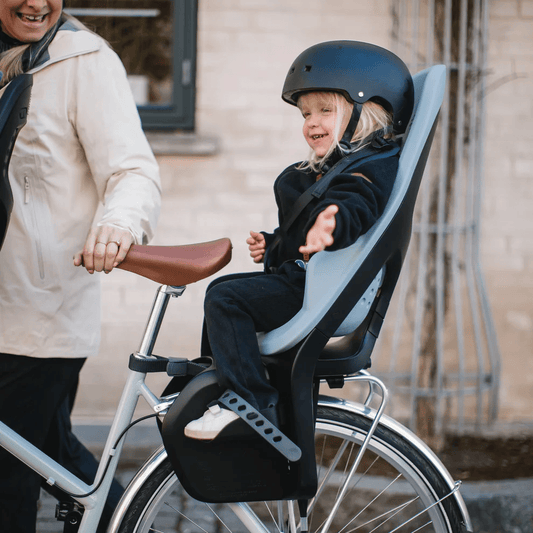 Thule Yepp Maxi 2 Rack Mount Child Bike Seat + Delight 2 Rear Light Bundle - Black